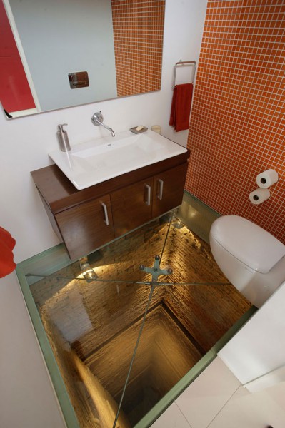 прозрачный пол в ванной комнате
